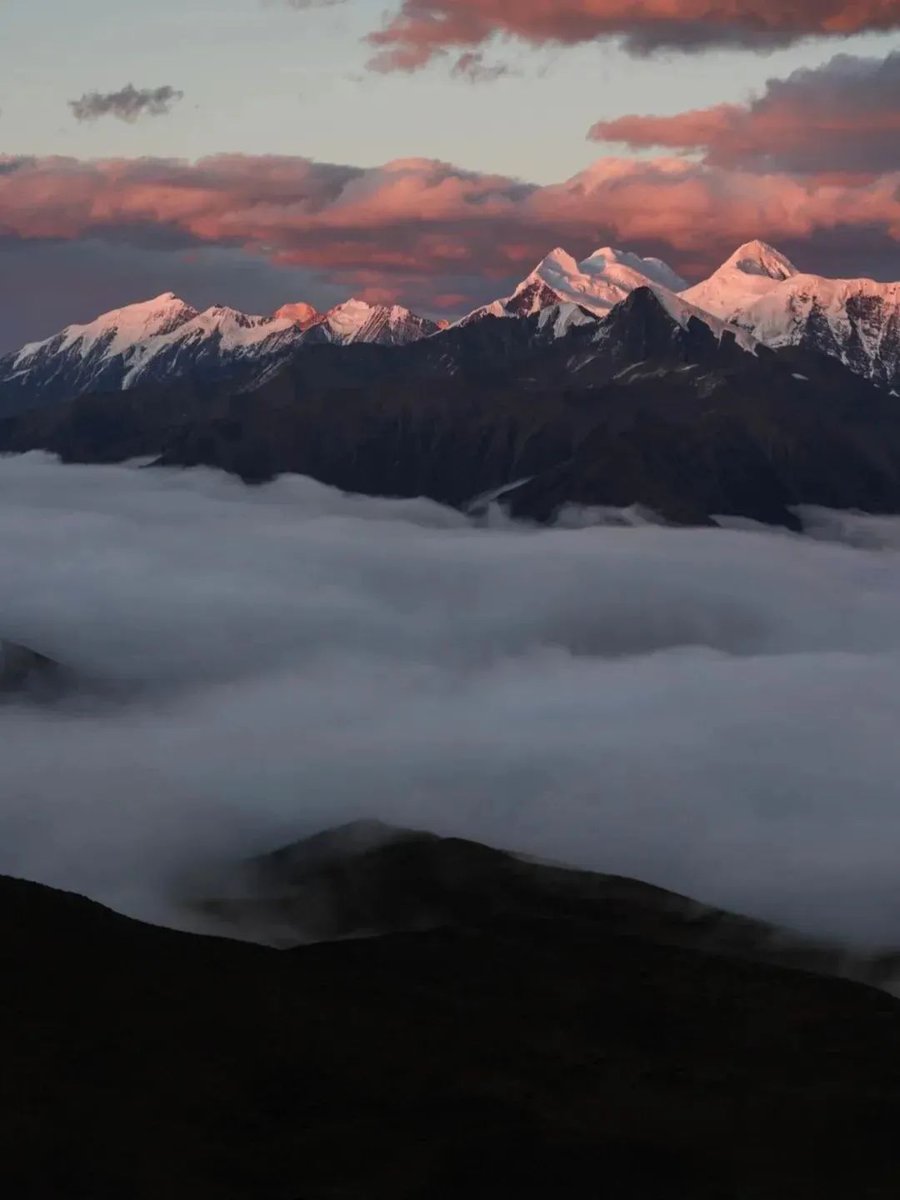 GanziChina's tweet image. Ganzi Road Trip: May Day Special 
Third stop: Zimei Pass 
📍Gongga Mountain Township, Kangding
Only 5km from Gongga Mountain! Best spot for close-up views + magical sea of clouds.
#GanziGuide #SpringTrip #Travel #China #Holiday #MayDay #LaborDay #HOLIDAYストリーミング #Sichuan