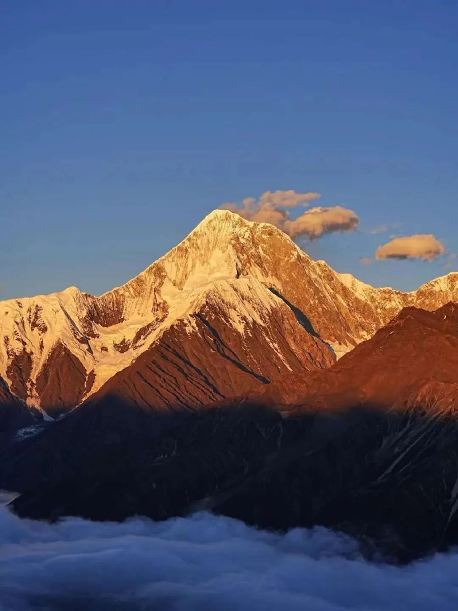 GanziChina's tweet image. Ganzi Road Trip: May Day Special 
Third stop: Zimei Pass 
📍Gongga Mountain Township, Kangding
Only 5km from Gongga Mountain! Best spot for close-up views + magical sea of clouds.
#GanziGuide #SpringTrip #Travel #China #Holiday #MayDay #LaborDay #HOLIDAYストリーミング #Sichuan