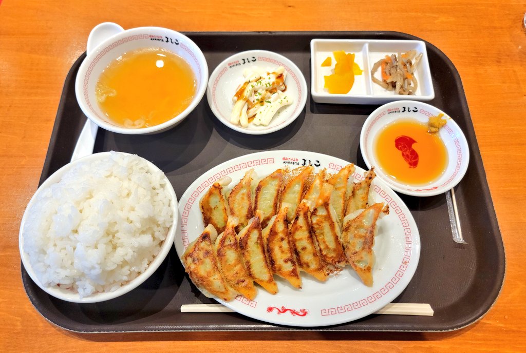 slavsnet_ape309's tweet image. 大阪餃子専門店よしこ
よしこのランチ定食 W餃子定食🥟
食べやすくパンチの効いた一口サイズの餃子✨
ご飯🍚おかわり無料で無限に食べられるw
#餃子よしこ 
ご馳走様でした😋♪
