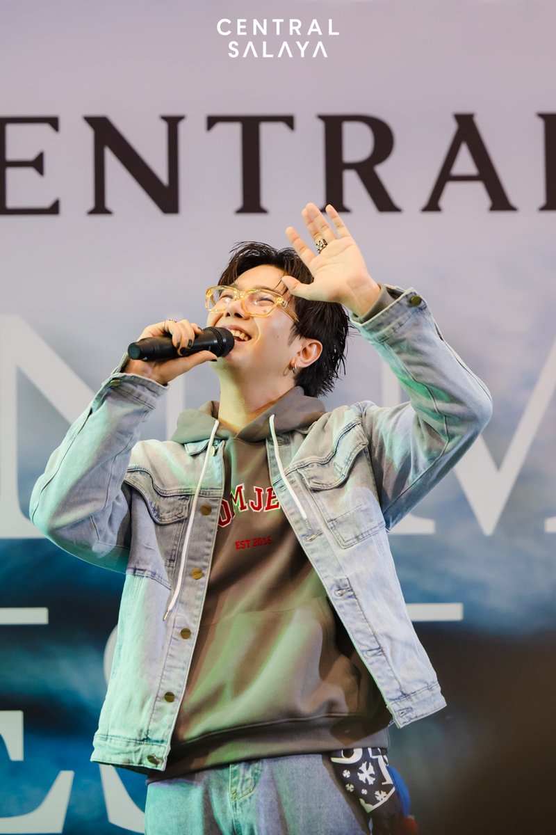 Centralsalaya's tweet photo. บรรยากาศงาน NIYOM JEANS | DENIM FEST เต็มไปด้วยความสนุก  ความสุข และรอยยิ้มจาก "บิว จักรพันธ์"  เหล่าแฟนคลับฟินเว่อร์☺️
 
#CentralSalaya #NIYOMJEANS #DENIM #Beyourluve #BuildJakapan https://t.co/I5o20nKYDw