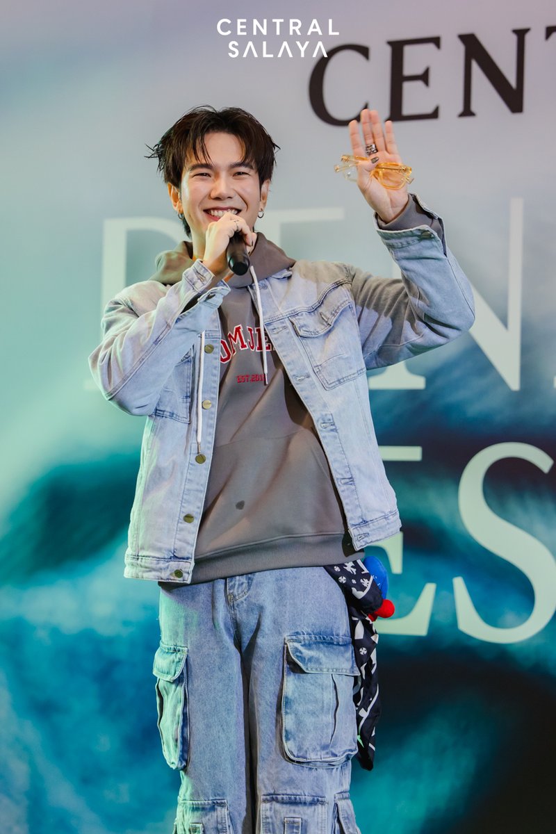 บรรยากาศงาน NIYOM JEANS | DENIM FEST เต็มไปด้วยความสนุก  ความสุข และรอยยิ้มจาก "บิว จักรพันธ์"  เหล่าแฟนคลับฟินเว่อร์☺️
 
#CentralSalaya #NIYOMJEANS #DENIM #Beyourluve #BuildJakapan