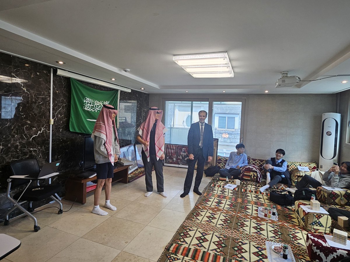 زارت الملحقية مدرسة Komyung المتوسطة ضمن برنامج التبادل الثقافي للطلبة الكوريين الذي تنظمه وزارة الخارجية الكورية، وتم اخذهم في جولة داخل المعرض الثقافي وتقديم معلومات ثقافية عن المملكة ونظامها التعليمي.