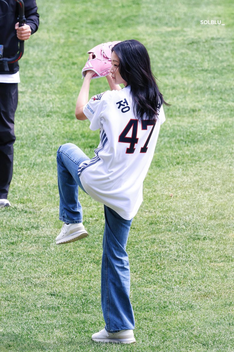 solblu_'s tweet photo. 250427 두산 시구 HQ
#정수빈 #ChungSuBin @chungsubin47 https://t.co/d3KgiPw4pQ