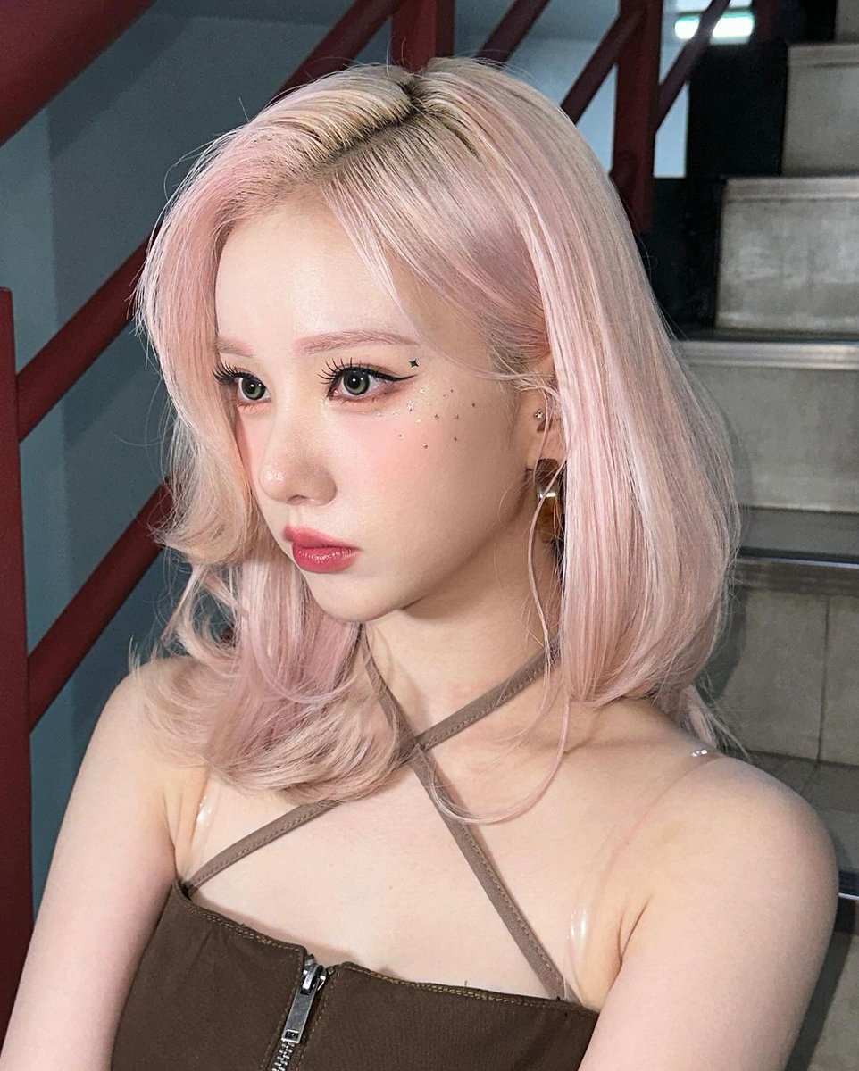 syyvvz_'s tweet photo. Eunha dyed her hair and never looked back 🩷🩷🩷 https://t.co/pkds229wNk