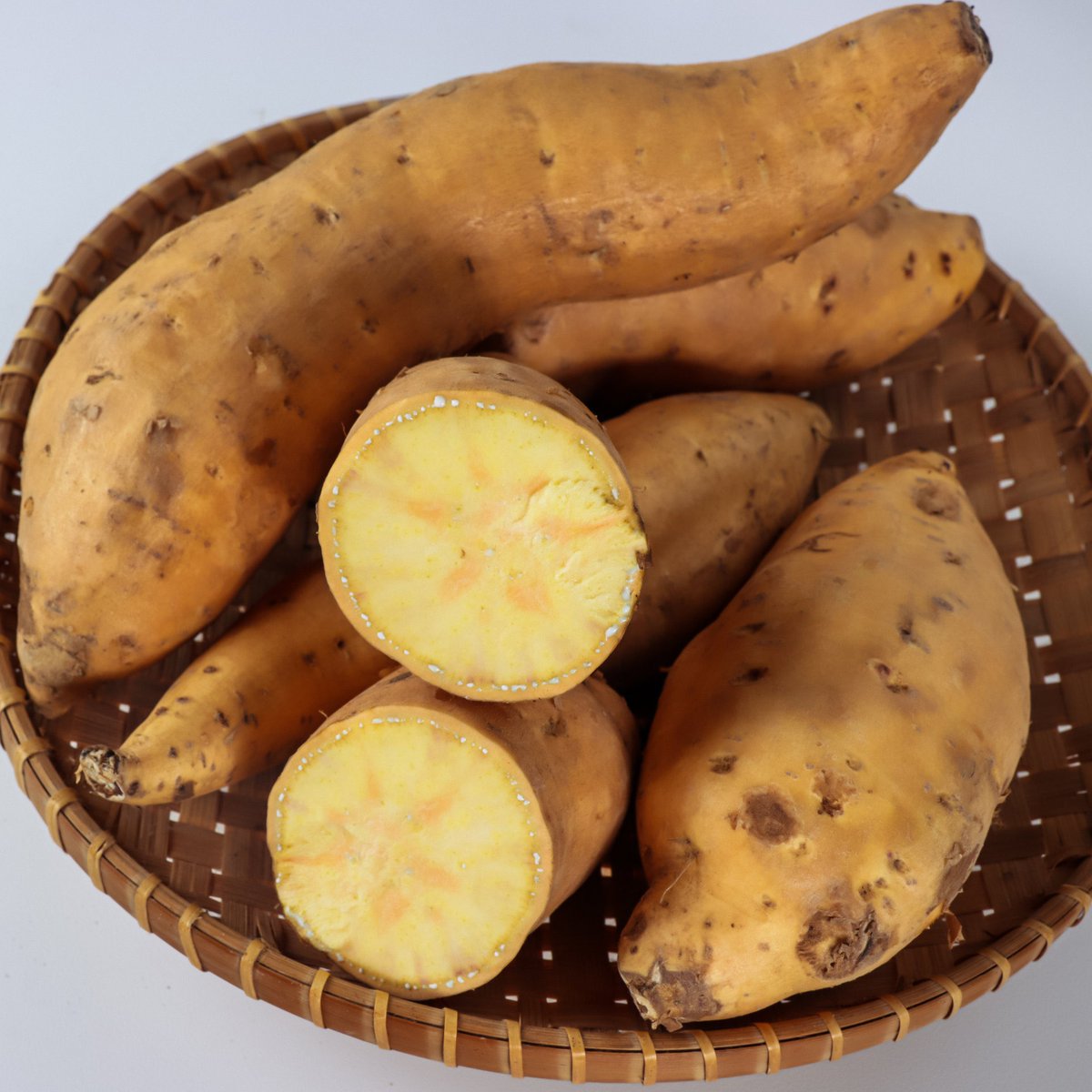 eatsimple_x's tweet image. Ubi beda WARNA, beda MANFAAT juga?!! 😱
Kalian sering makan ubi yang mana nih?

1. Ubi Jalar Orange 🧡

- Warna : Oranye cerah
- Manfaat : Kaya beta-karoten (vitamin A), baik untuk kesehatan mata dan meningkatkan daya tahan tubuh
- Cocok untuk:  Kolak, gorengan, atau camilan…