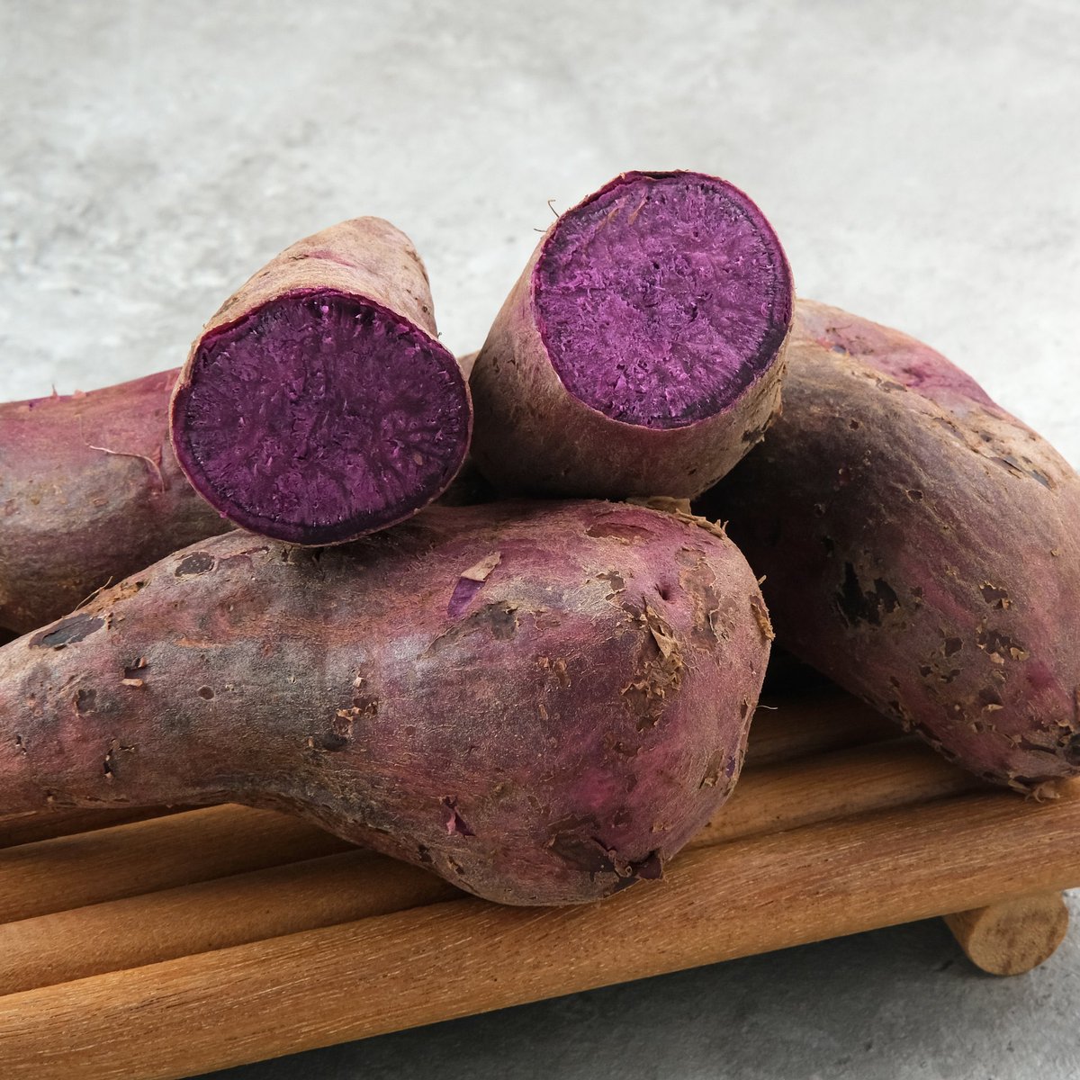 eatsimple_x's tweet image. Ubi beda WARNA, beda MANFAAT juga?!! 😱
Kalian sering makan ubi yang mana nih?

1. Ubi Jalar Orange 🧡

- Warna : Oranye cerah
- Manfaat : Kaya beta-karoten (vitamin A), baik untuk kesehatan mata dan meningkatkan daya tahan tubuh
- Cocok untuk:  Kolak, gorengan, atau camilan…