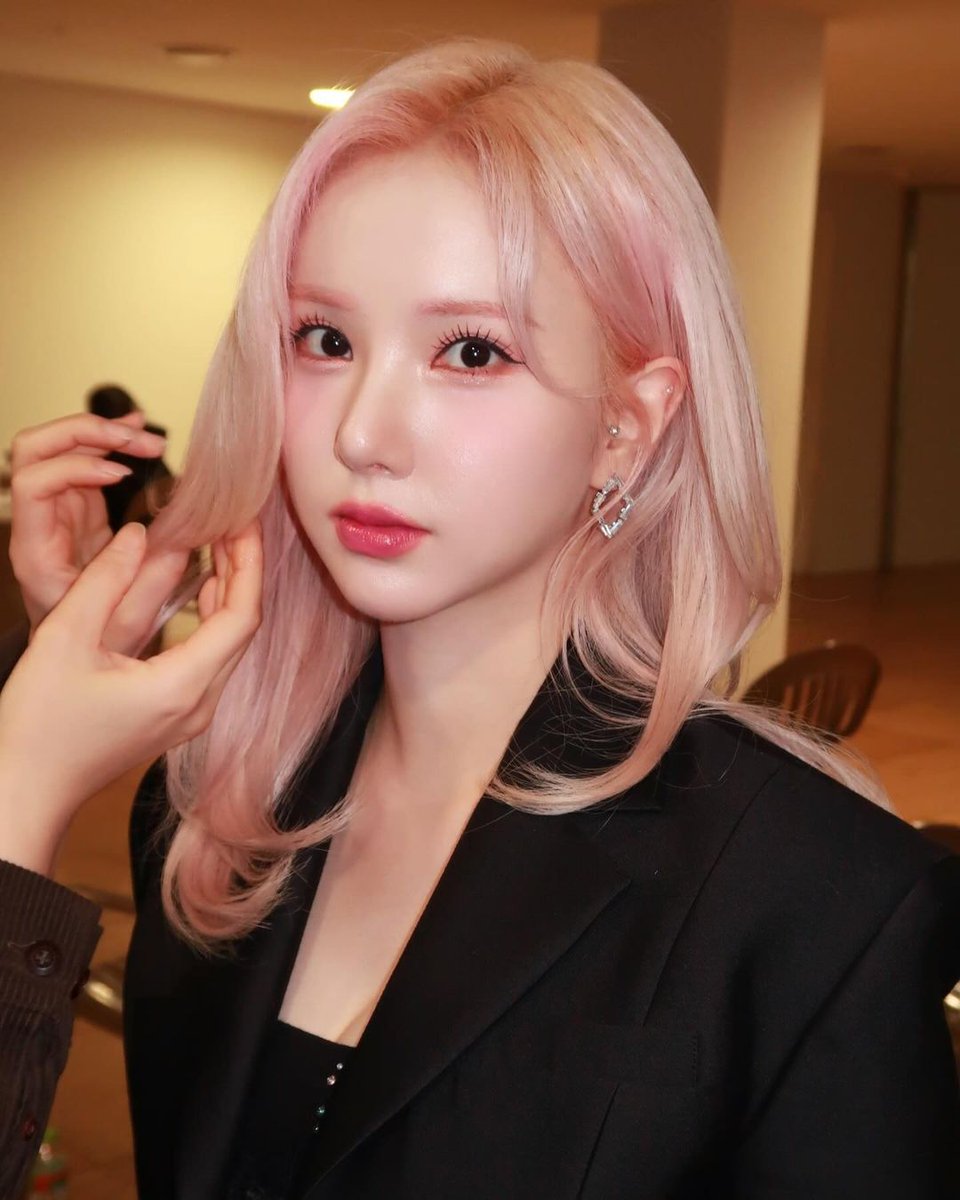 syyvvz_'s tweet photo. Eunha dyed her hair and never looked back 🩷🩷🩷 https://t.co/pkds229wNk