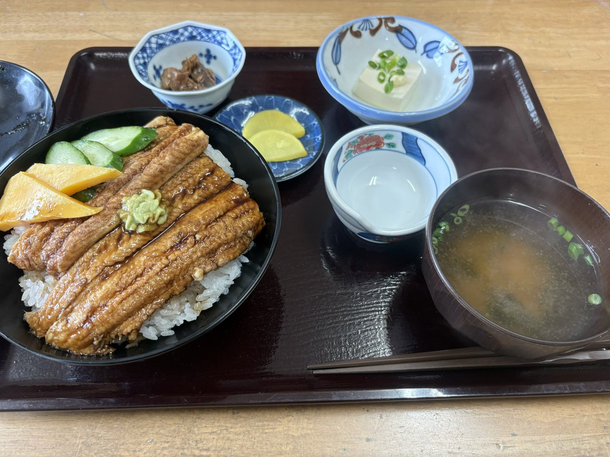 workout7ken's tweet photo. 今日は早朝ジム💪からの

気仙沼大島の
こまつで
本日限定の　煮あなご丼✨

メチャメチャ柔らかくて美味しかった😆

さて次は
食後の☕️かな👍 https://t.co/RO6uXJg4dp