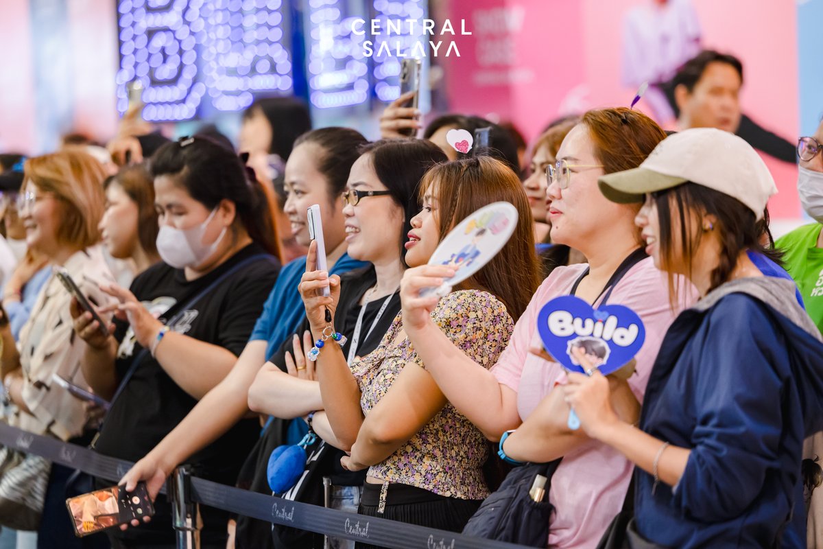 เหล่าแฟนคลับของบิว น่ารักที่ซู้ดดด..😍
บรรยากาศงาน NIYOM JEANS | DENIM FEST กับกิจกรรม "NIYOM JEANS LUCKY FANS"
  #CentralSalaya #NIYOMJEANS #DENIM #Beyourluve #BuildJakapan #Beyourluve