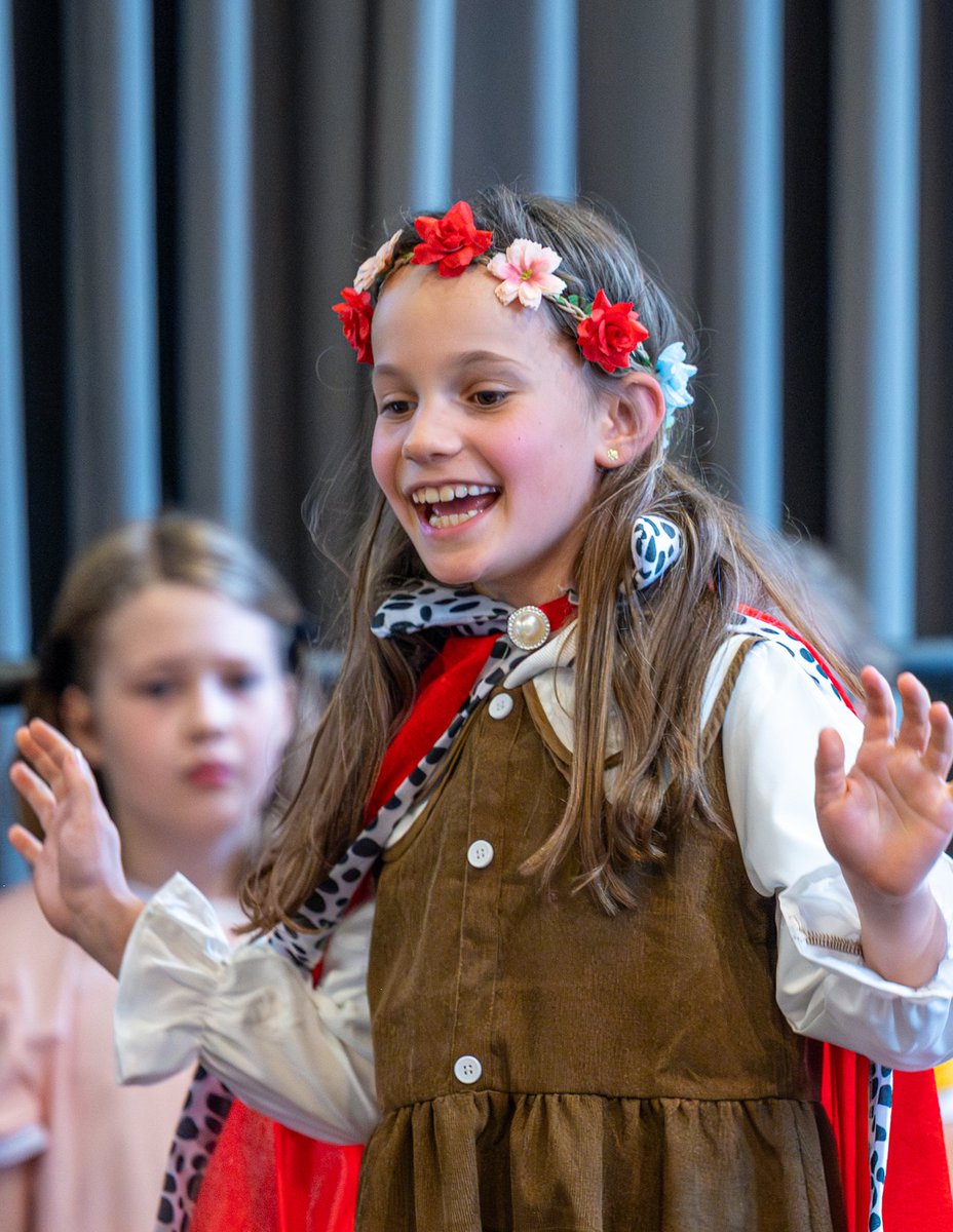 britishschoolro's tweet image. Once upon a stage… 🎭 Our talented pupils brought the magic of the Brothers Grimm tales to life in a captivating performance, filled with charm and wonder. ✨
#BSB #WeAreBSB #FeelingExcellent