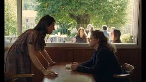 merlinpapin3's tweet photo. .@FredOL69007 Vu le film #ASonImage de Thierry de Peretti (2024) avec Thierry de Peretti Louis Starace Andrea Cossu Alexis Manenti Victoire du Bois Cedric Appieto Paul Garatte Antonia Buresi Saveria Giorgi Harold Orsini Pierre Jean Straboni

Fragments de la vie d'Antonia, jeune photographe de Corse-Matin à Ajaccio. Son engagement, ses amis, ses amours se mélangent aux grands événements de l'histoire politique de l'île, des années 1980 à l'aube du XXIe siècle. C'est la fresque d'une génération.

Depuis Les Apaches et Une vie violente, Thierry de Peretti filme la Corse en cinéaste à la fois lucide et viscéral. Avec À son image, il atteint peut-être son sommet en termes de maturité narrative. 
 Ici, il s’éloigne du simple récit criminel pour dresser une véritable fresque intime, politique, émotionnelle, éclatée comme les souvenirs d'une île qui ne parvient pas à panser ses blessures.
Ce qui frappe, c'est le choix d'un récit non-linéaire, presque impressionniste. Le film navigue entre plusieurs temporalités : l'enfance d'Antonia, ses débuts de photographe, ses amitiés avec des militants, ses histoires d’amour, tout cela sans jamais chercher à "expliquer" ou "justifier" quoi que ce soit. Ce sont des éclats de vie, des morceaux d’Histoire qui parfois se répondent, parfois se contredisent. Cette structure éclatée fait écho à l’île elle-même, morcelée, tiraillée entre tradition et modernité, revendication et résignation.

Le regard d’Antonia – et donc celui du film – est d’une grande justesse : jamais héroïque, souvent désenchanté. Elle assiste, impuissante ou complice malgré elle, à l’enfermement de son monde dans un cycle de violence sans fin. La photographie, art de capturer l’instant, devient ici un art de témoigner mais aussi, parfois, d'embaumer les douleurs. Le film est traversé par cette question : peut-on vraiment saisir la vérité d’un lieu, d’une époque, sans se perdre soi-même en chemin ?

Esthétiquement, À son image est magnifique. La lumière crépusculaire, la manière de filmer les paysages corses – entre splendeur naturelle et menace sourde – donne au film un souffle ample, lyrique et amer à la fois. 
 La bande-son, discrète mais poignante, tisse un fil mélancolique qui relie toutes ces existences abîmées.

Et surtout, ce qui touche profondément, c’est la place des femmes dans ce récit. Thierry de Peretti les filme non pas en victimes passives, mais en figures de courage silencieux, prisonnières d’un monde d’hommes où la violence est un langage courant. Le destin d'Antonia devient ainsi le symbole de toutes celles qui, par loyauté, par amour, ou par simple présence, payent le prix des guerres qui ne sont pas les leurs.
À son image est à la fois un requiem pour une génération et un cri discret mais ferme contre l’injustice historique. Un film exigeant, parfois dur, mais toujours profondément humain.

Thierry de Peretti adapte ici le roman éponyme de Jérôme Ferrari, prix Goncourt 2012, mais il s’en éloigne par touches pour mieux retrouver son Antonia. Le tournage a été intégralement réalisé en Corse, souvent dans des lieux peu ou pas filmés auparavant, pour conserver l'authenticité des décors et capter une Corse intime, loin des clichés touristiques. De Peretti a aussi fait appel à de nombreux acteurs non-professionnels corses, comme à son habitude, pour préserver cette vérité brute qu’il cherche toujours à atteindre dans ses œuvres.