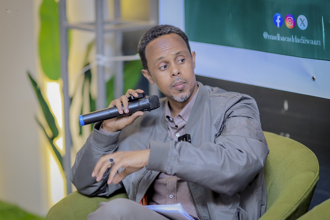 Diiwaaan's tweet photo. Ugu dambayn, ustaadku ayaa si waafi ah uga jawaabay weydiimo tiro ah oo dhallinyarada ka guuxayay, oo ay madasha uga faa'iidaysteen. 3/3 https://t.co/qHDcP4Q6qe