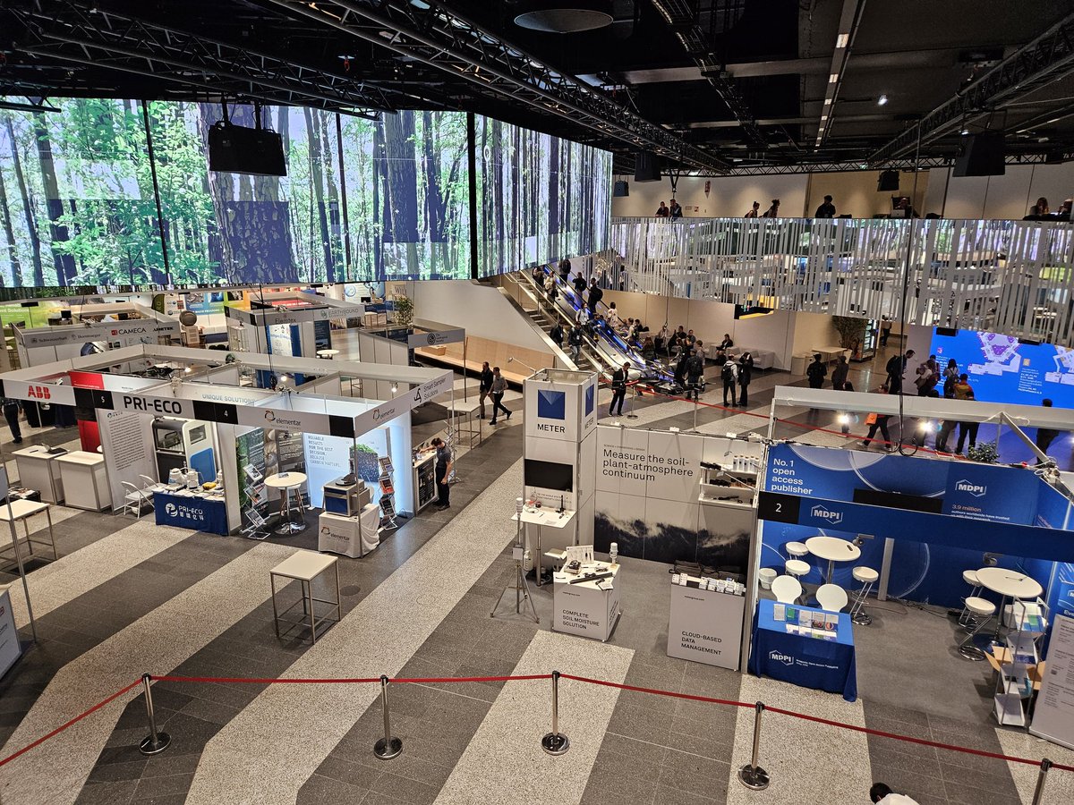 What a start of <a href="/egu2025/">egu</a> #EGU2025 greatings <a href="/VesnaZupanc/">Vesna Zupanc</a> <a href="/MariusFlorianc1/">Marius Floriancic</a>