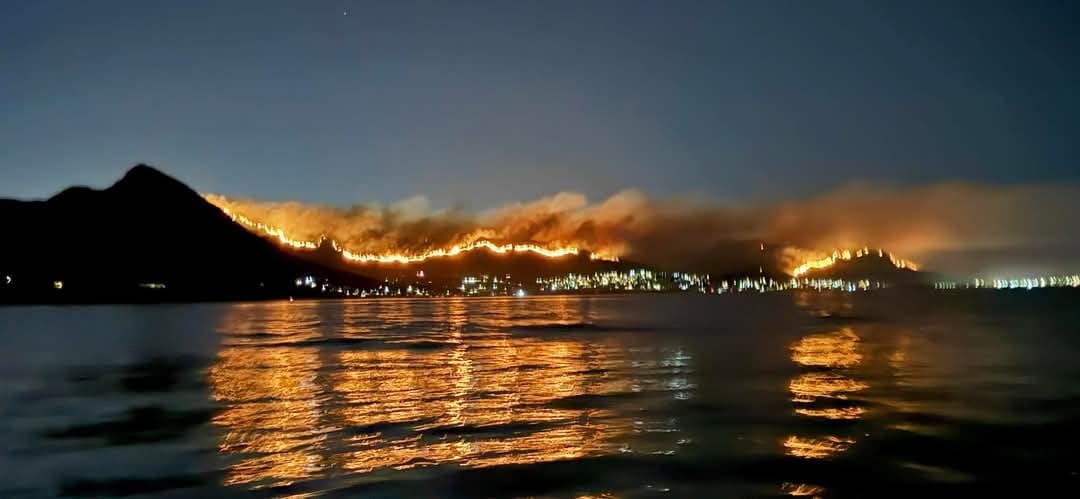 Last night from a fishing boat returning to Hout Bay Harbour ... fire looks like an apocalypse taking place <a href="/CapeTown/">ᑕᗩᑭE TOᗯᑎ</a>