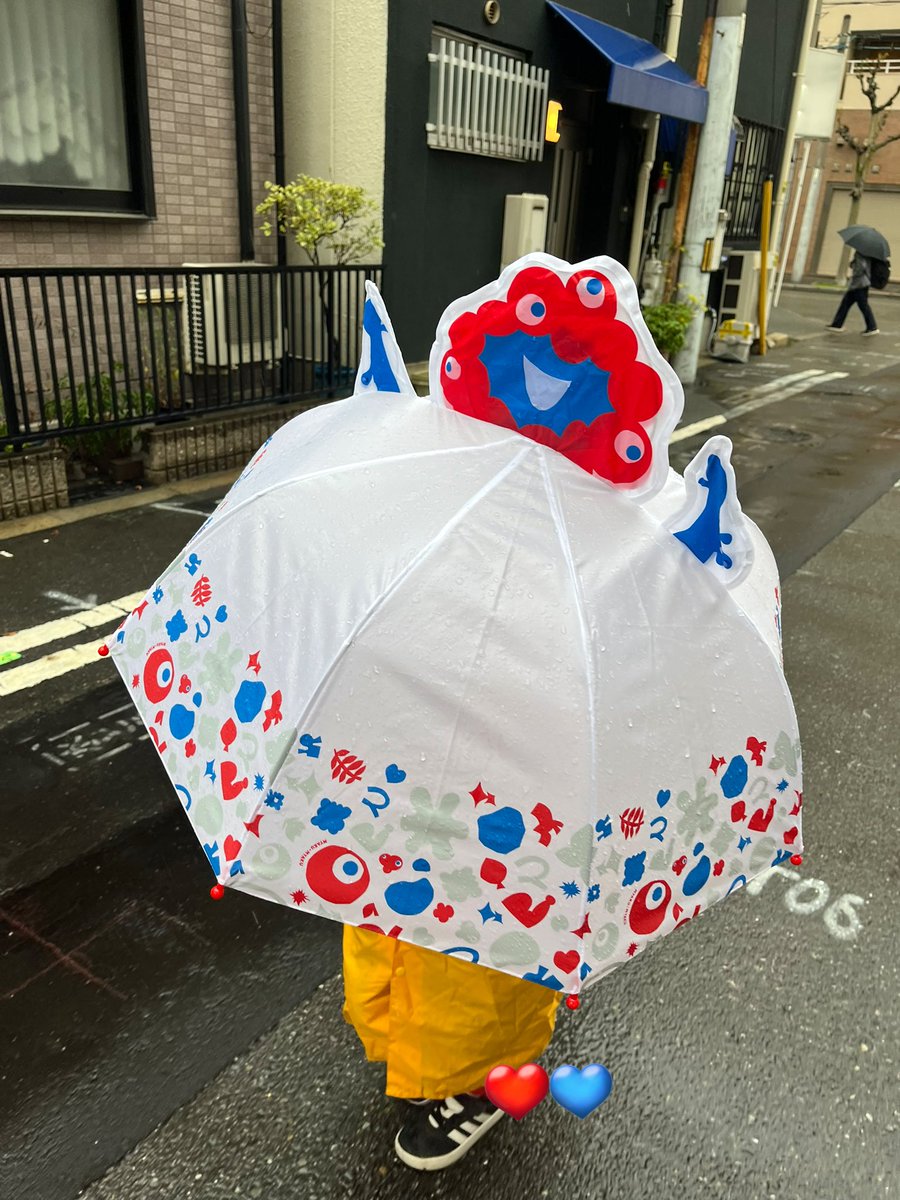 万博で購入した子供用の傘。 ミャクミャクこんにちはしてて可愛い