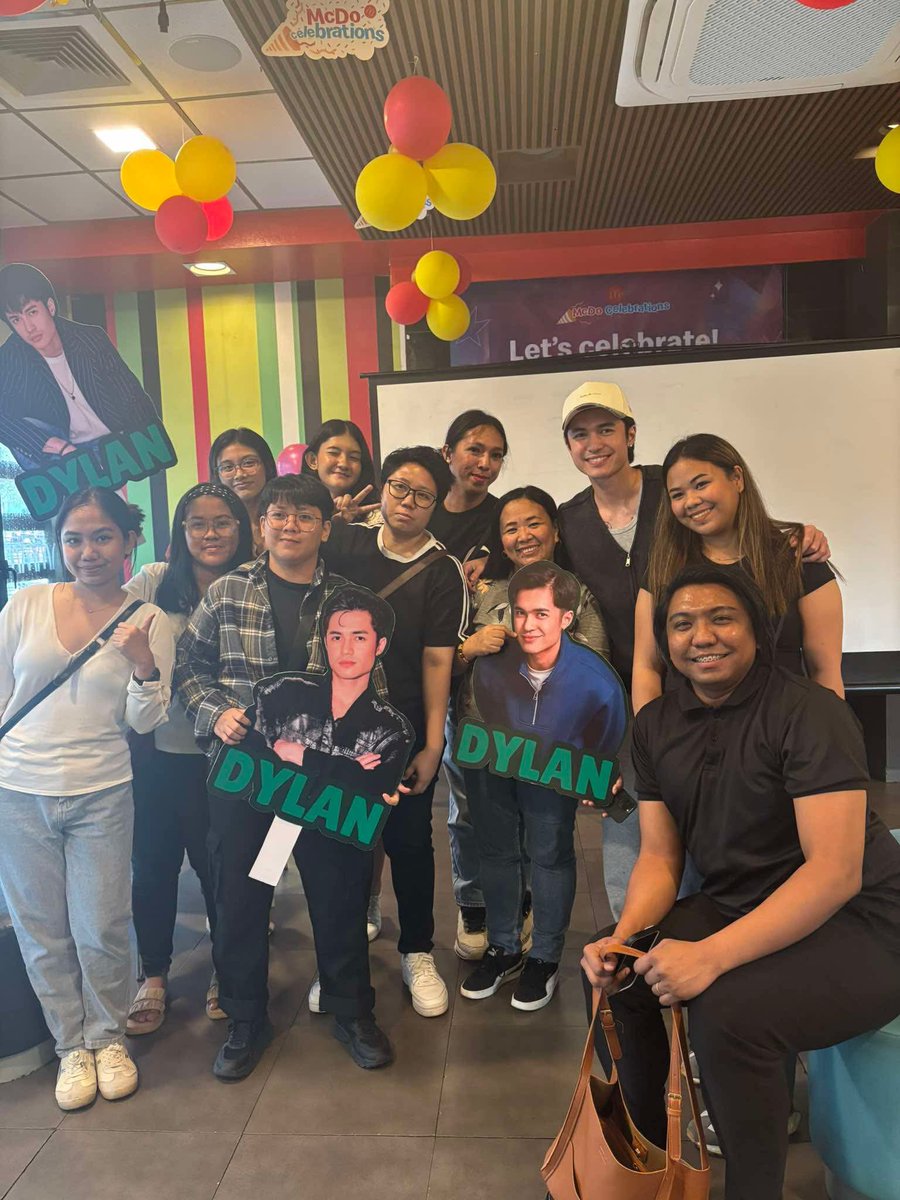 DyWorldwideOFC's tweet photo. Team Dylan Live at Showtime 🥰 Thankyou so much always Team Live 💚

@dylan_yturralde | #DylanYturralde https://t.co/5g4dJcBGz9