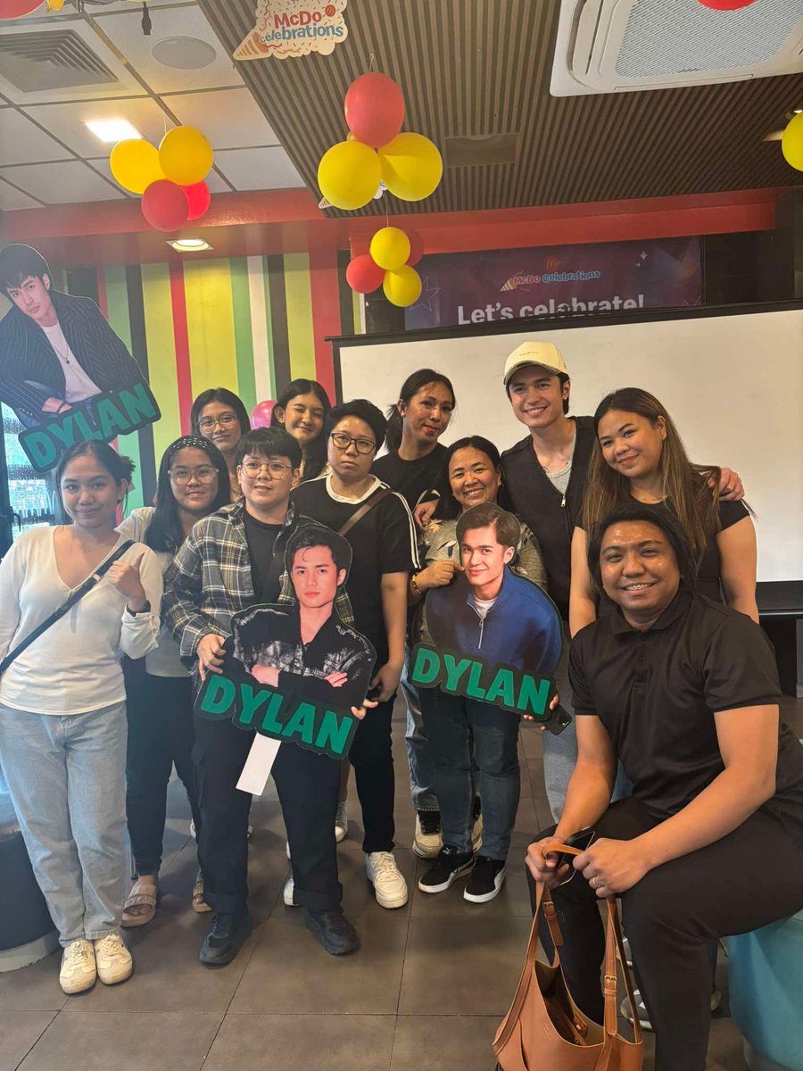 DyWorldwideOFC's tweet photo. Team Dylan Live at Showtime 🥰 Thankyou so much always Team Live 💚

@dylan_yturralde | #DylanYturralde https://t.co/5g4dJcBGz9