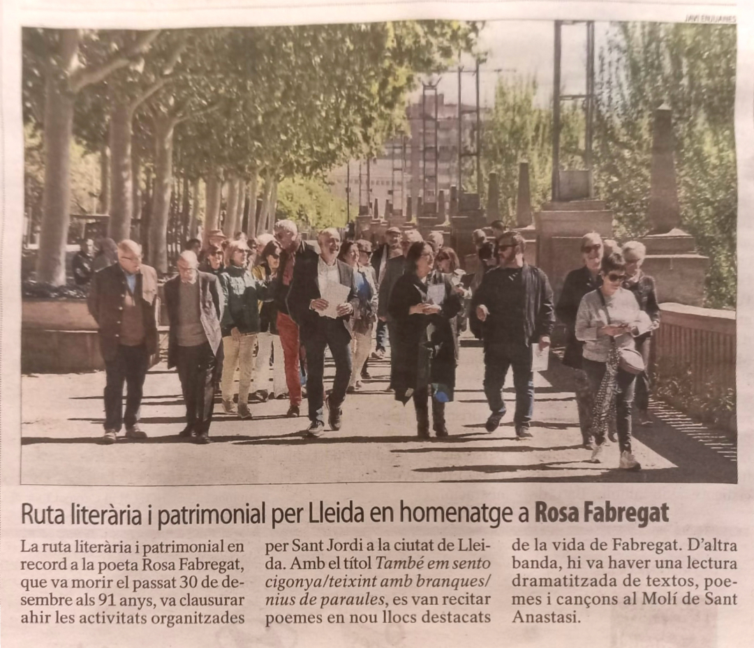 Ruta literària en homenatge a l'enyorada Rosa Fabregat, ahir al matí pel centre històric de Lleida. 
#poesia #lletrescatalanes #rutesliteràries #Lleida #literatura #recital