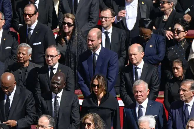 请色盲看看
全场多少人穿蓝色西服并不系扣的

the UK's Prince William also wore dark blue suit