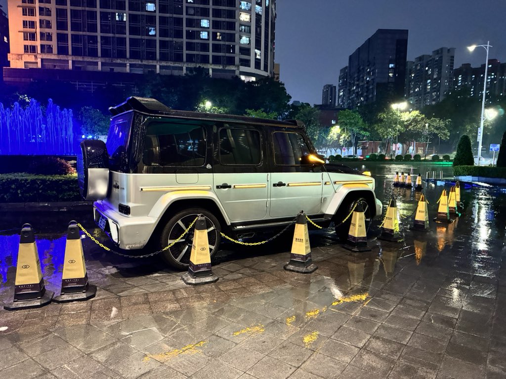 Lucaskunowsky's tweet photo. @nicoschenquer Si tenes Razón que tener un Maybach sigue siendo de clase muy alta aca. Cómo está animalada. https://t.co/JYn7aRijv6