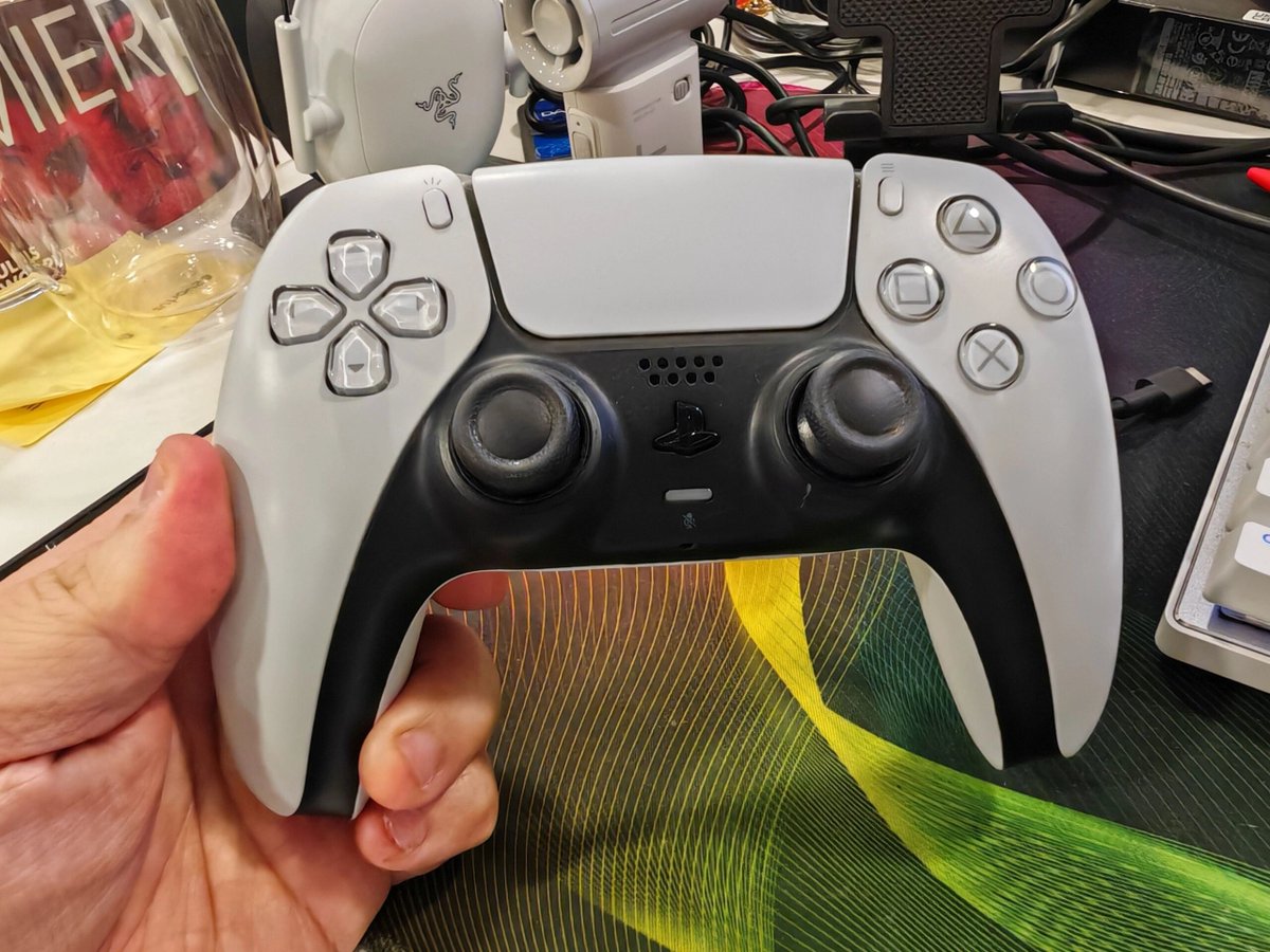 LowyatNET's tweet image. UK Bans Exports Of #GameControllers To Russia

lowy.at/nr4r5

#dronewarfare