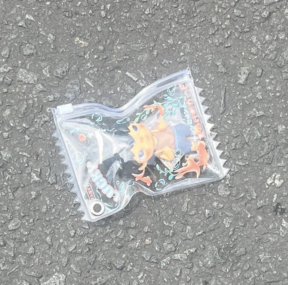 #sharing guyss aku mau menghimbau ke kalian kalau bawa anak nya di tas masih pakai ballchain agar hati-hati yaa, soalnya ini punyaku lepas ditengah jalan untungnya aku sadar jd masih sempet puter balik.