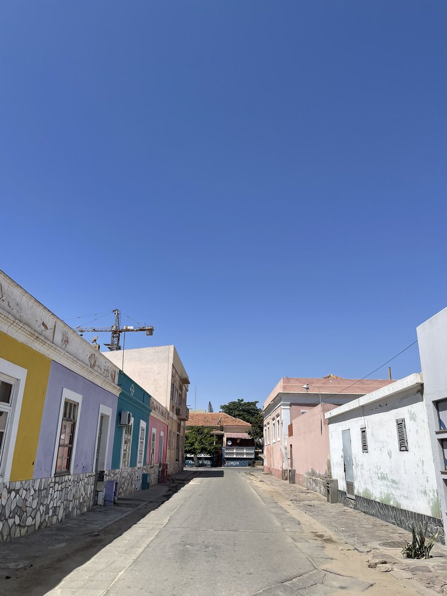 CaipLounge's tweet photo. Andar à pé na cidade do Namibe não tem igual. Património arquitectónico único. https://t.co/Pc8WWEHzYk