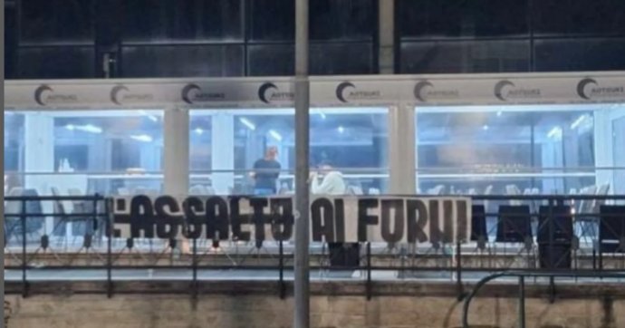 Ad #Ascoli la polizia indaga, senza ragione, la titolare di un panificio che espone un manifesto celebrativo del #25aprile e dei valori dell'antifascismo. 
A Dongo e Predappio, nostalgici della camicia nera, celebrano Mussolini senza che alcuna autorità ricordi che l'apologia del