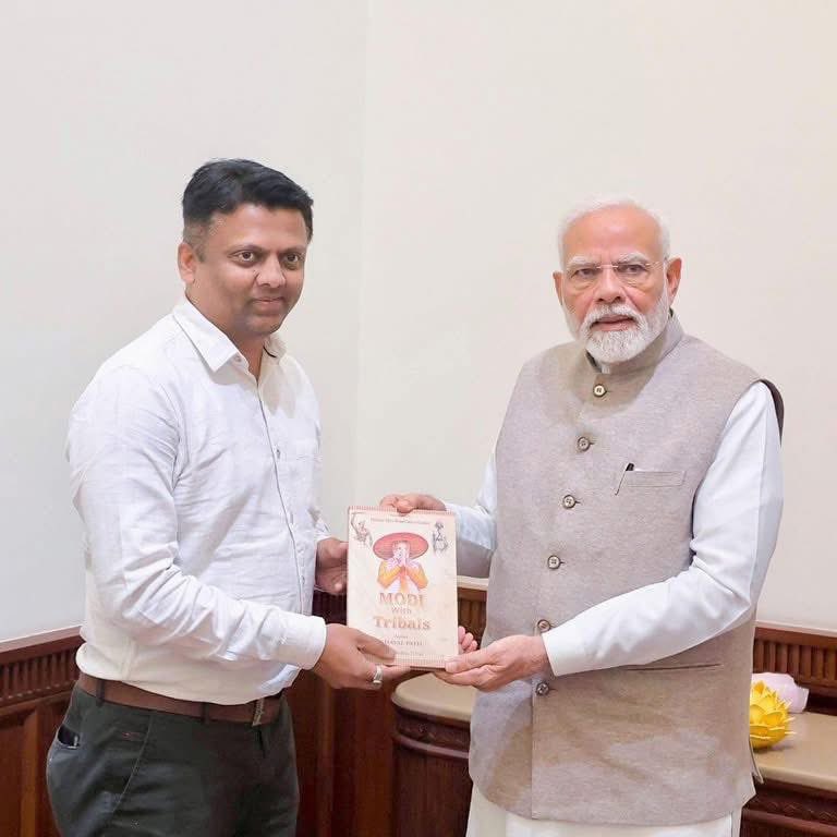ikaushaldave's tweet photo. ગુજરાત વલસાડ-ડાંગના લોકપ્રિય સાંસદ અને લોકસભાના નાયબ દંડકશ્રી ધવલભાઈ પટેલને જન્મદિવસની ખૂબ ખૂબ શુભેચ્છાઓ.

@dhaval241086 @BJP4Gujarat https://t.co/yaee4IGR9i
