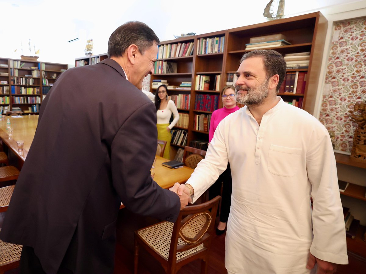 INCIndia's tweet photo. CPP Chairperson Smt. Sonia Gandhi ji and LoP Shri @RahulGandhi met with a delegation from Progressive International at 10 Janpath, New Delhi. https://t.co/e1bRRJQD7k