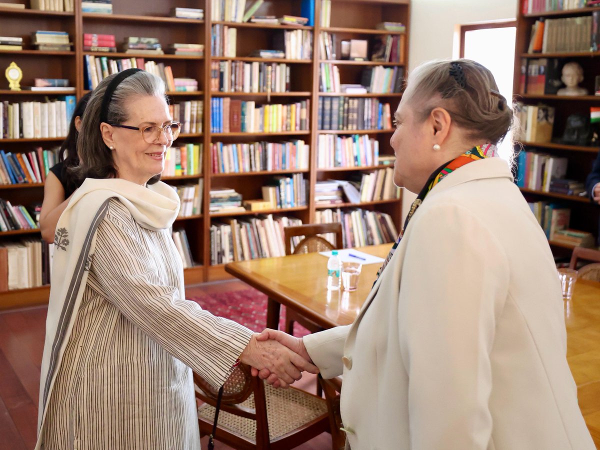 INCIndia's tweet photo. CPP Chairperson Smt. Sonia Gandhi ji and LoP Shri @RahulGandhi met with a delegation from Progressive International at 10 Janpath, New Delhi. https://t.co/e1bRRJQD7k
