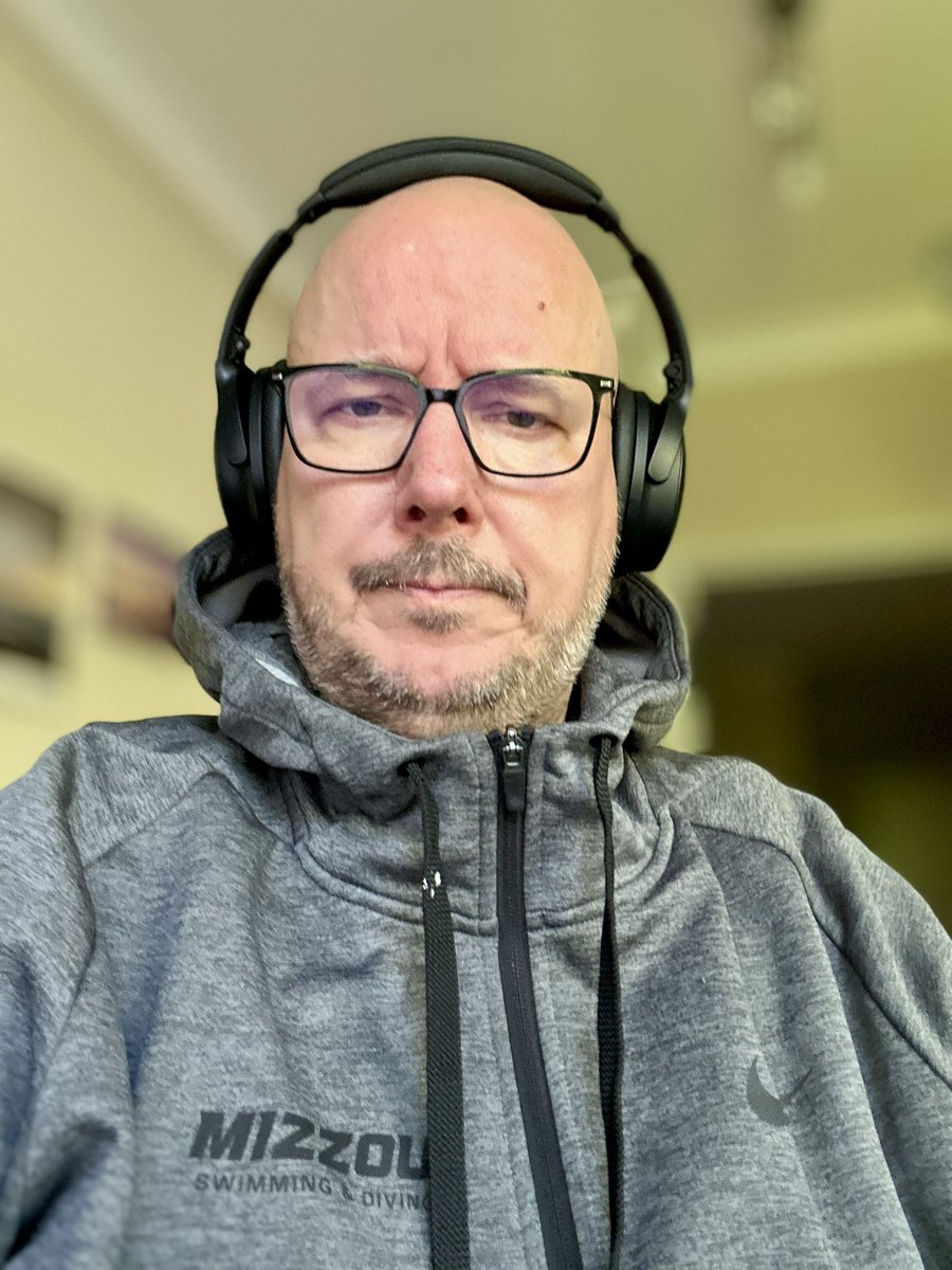 JockwasherPod's tweet image. Leben in der Lage. Mit NC-Kopfhörern am Schreibtisch, da sie draußen die Straße „für Glasfaser“ aufreißen 🫣😆 #tutdasnotdassdasmopedsolautist #eckart #presslufthammerbernhard #jockwasherpodcast #thegermanatmizzou