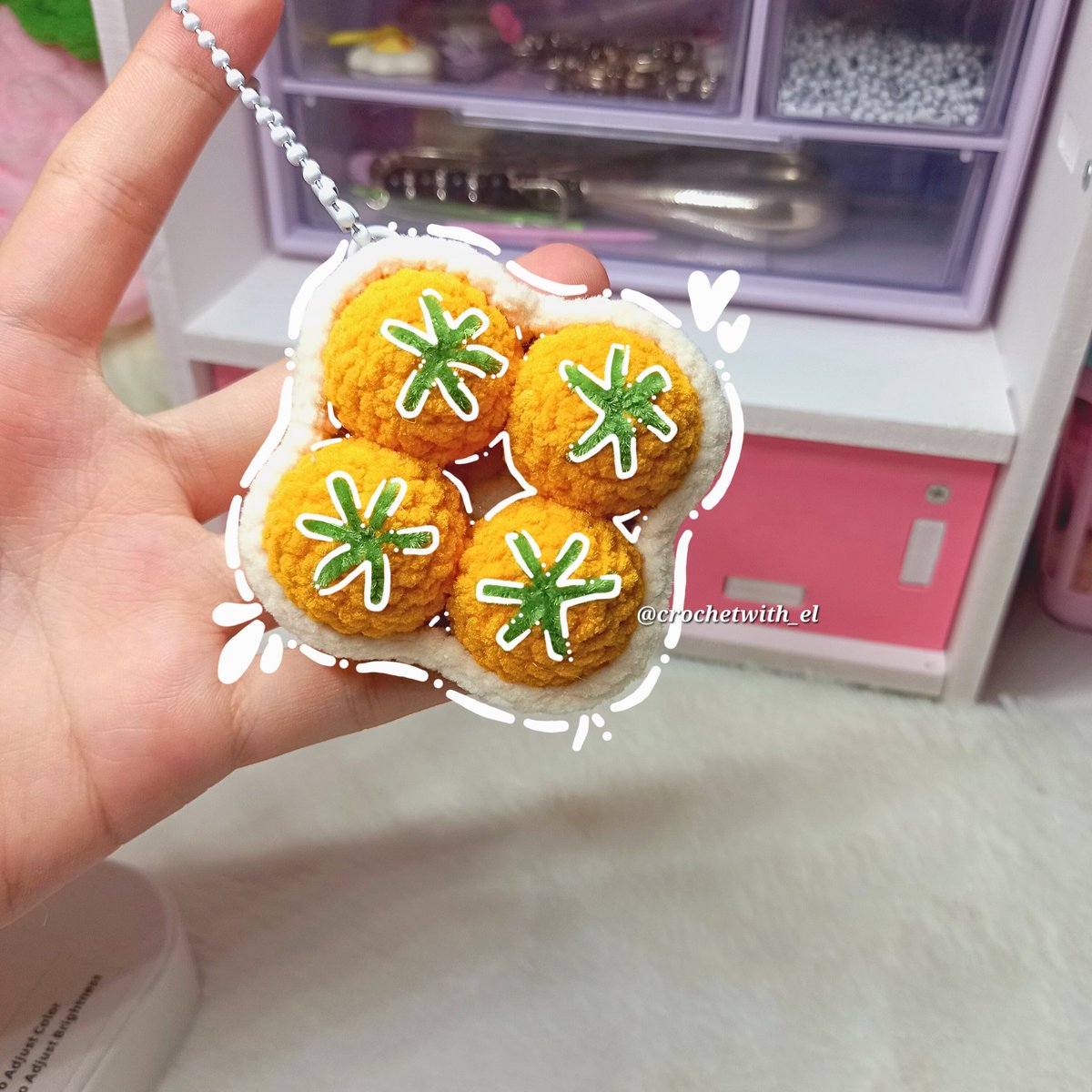 ₊˚⊹ ᰔ 𝗖𝗿𝗼𝗰𝗵𝗲𝘁 𝓣𝓪𝓷𝓰𝓮𝓻𝓲𝓷𝓮𝓼 𝓪𝓷𝓭 𝓟𝓮𝓪𝓬𝓱𝓮𝓼 𝗶𝗻 𝗮 𝘁𝗿𝗮𝘆 𝗕𝗮𝗴𝗰𝗵𝗮𝗿𝗺 ⋆˚꩜｡🍀
𝗠𝗮𝘁𝗲𝗿𝗶𝗮𝗹𝘀:
Thin Bear Chenille Yarn
Green Velvet Yarn
2mm crochet hook
𝗣𝗮𝘁𝘁𝗲𝗿𝗻: Goodbamie.crochet
#crochet #crochettangerines #crochetpeaches