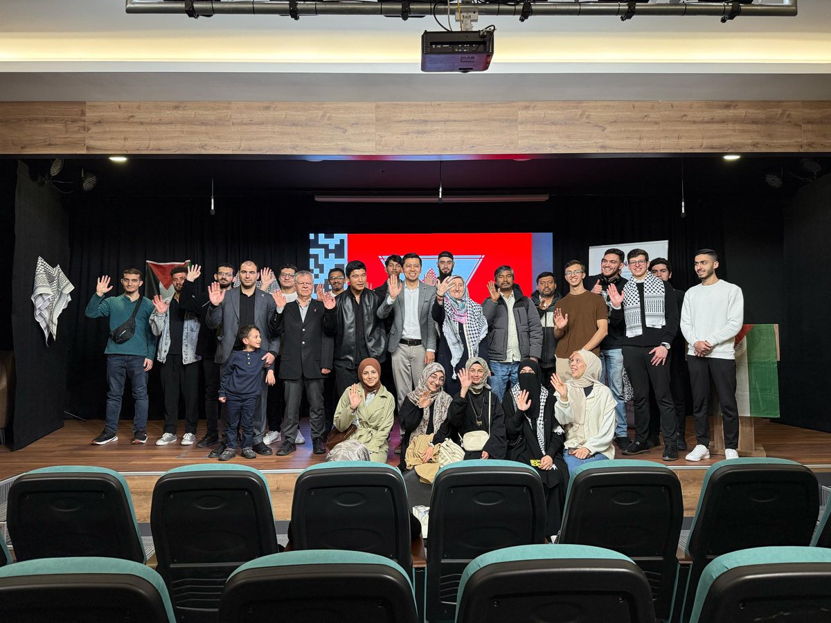 Yeni Dünya Vakfı’nda kardeşlik köprülerimizi bir kez daha güçlendirdik.
Filistin Ülke Tanıtım Günü etkinliğimizde, aziz Filistin’in tarihi, kültürü ve direniş ruhu üzerine derin bir yolculuğa çıktık.

Katılımcılarımızla birlikte Filistin’in kadim mirasını tanıdık, özgürlük