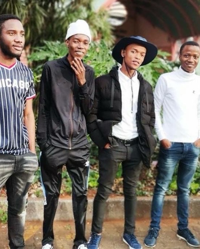 __T_touch's tweet photo. Squad goals 🎓🔥 https://t.co/w7WsOyQRQE
