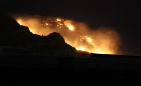 allafrica's tweet photo. Table Mountain Fire Forces Mass Evacuations https://t.co/o3cVJYYSM9 #CapeTown #SouthAfrica #CapeTownFire  
@TableMountainNP
@vwsfires https://t.co/53AWnBAlnE