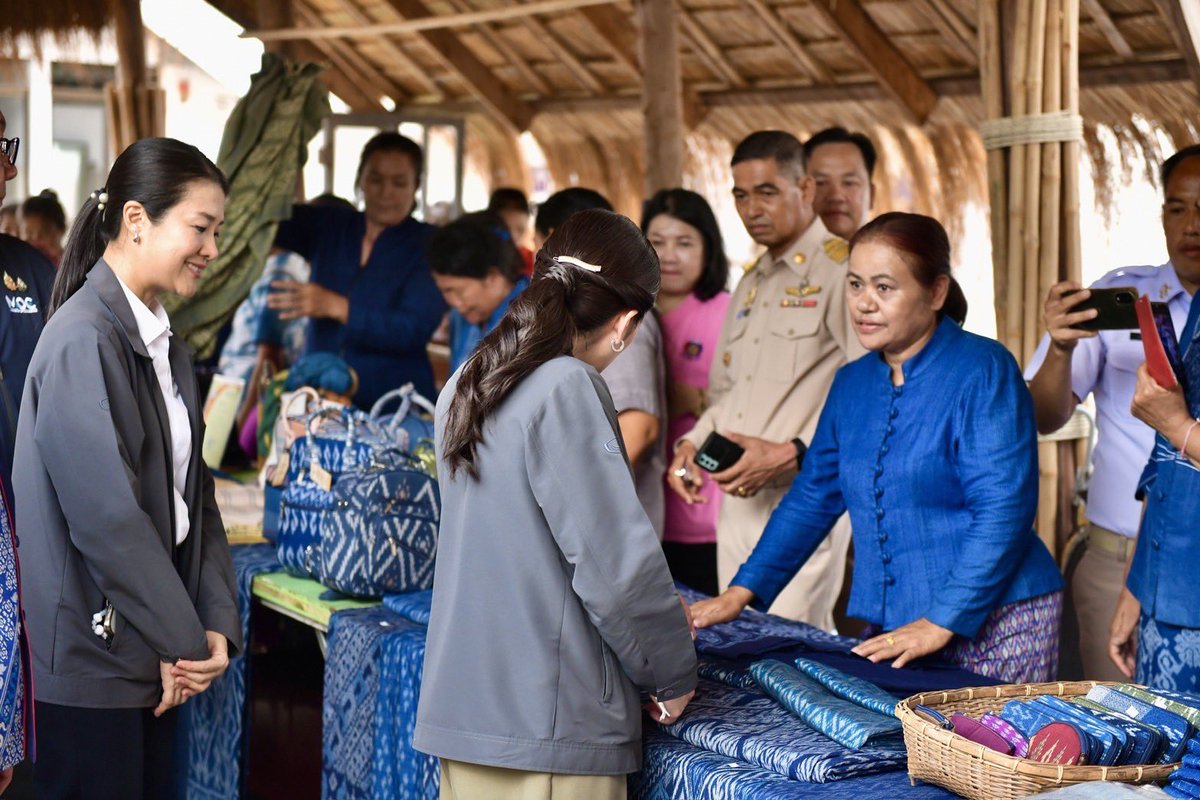 28 เมษายน 2568 

#ธีรรัตน์สำเร็จวาณิชย์ รัฐมนตรีช่วยว่าการกระทรวงมหาดไทย (<a href="/aim_theerarat/">Theerarat S.</a>) ร่วมติดตาม ท่านนายกรัฐมนตรี เยี่ยมชมศูนย์หัตถกรรมวัดธาตุประสิทธิ์ “นาหว้าโมเดล” ตามแนวพระดำริ “Sustainable Fashion : แฟชั่นแห่งความยั่งยืน” ณ ศูนย์หัตถกรรมวัดธาตุประสิทธิ์ ตำบลนาหว้า