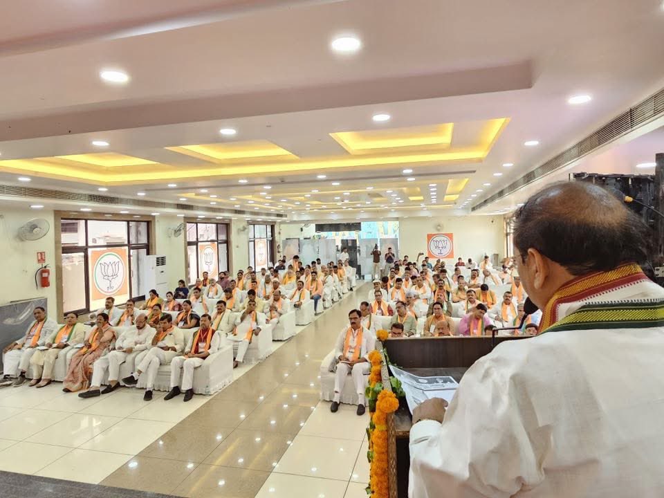 Satendra Shishodia (मोदी का परिवार) (@satendraupbjp) on Twitter photo आज दयाल रेजिडेंसी, गढ़ रोड, हापुड़ में भारतीय जनता पार्टी माननीय यशस्वी प्रदेश अध्यक्ष श्री <a href="/Bhupendraupbjp/">Bhupendra Singh Chaudhary</a> जी की गरिमामयी उपस्थिति में वक्फ सुधार जनजागरण अभियान-2025 के अंतर्गत आयोजित "क्षेत्रीय कार्यशाला" को संबोधित किया। आज दयाल रेजिडेंसी, गढ़ रोड, हापुड़ में भारतीय जनता पार्टी माननीय यशस्वी प्रदेश अध्यक्ष श्री <a href="/Bhupendraupbjp/">Bhupendra Singh Chaudhary</a> जी की गरिमामयी उपस्थिति में वक्फ सुधार जनजागरण अभियान-2025 के अंतर्गत आयोजित "क्षेत्रीय कार्यशाला" को संबोधित किया।