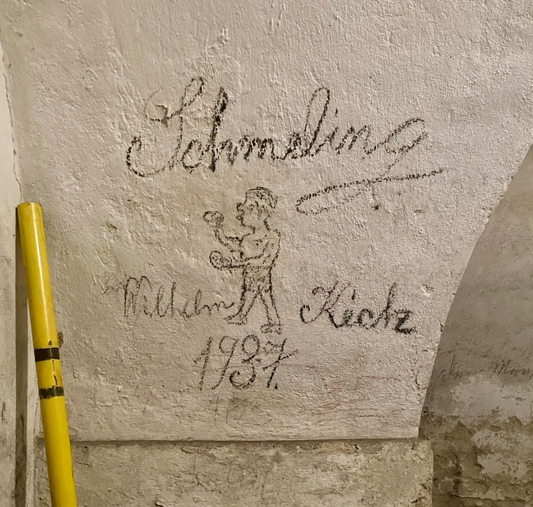 Kresba na zdi v kotelně Lednického zámku. Místní kostelník Wilhelm byl velkým fanouškem boxera Maxe Schmelinga.