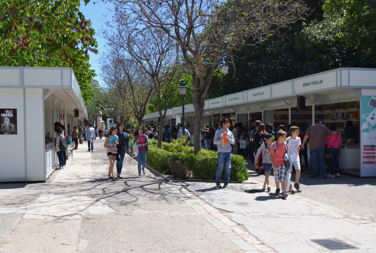 Amigos, hoy estaré en la feria del libro de Valencia, firmando mi última novela, "Arcología". Será a las cinco de la tarde en las casetas 76 y 77. ¡Os espero!