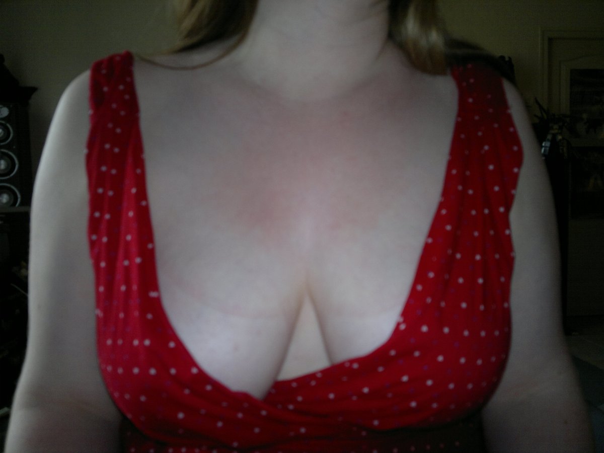 Rouge passion... Qui est prêt à se laisser séduire ? 🔥❤️"
#rougepassion #femmemature #séduction #sensualitéféminine
