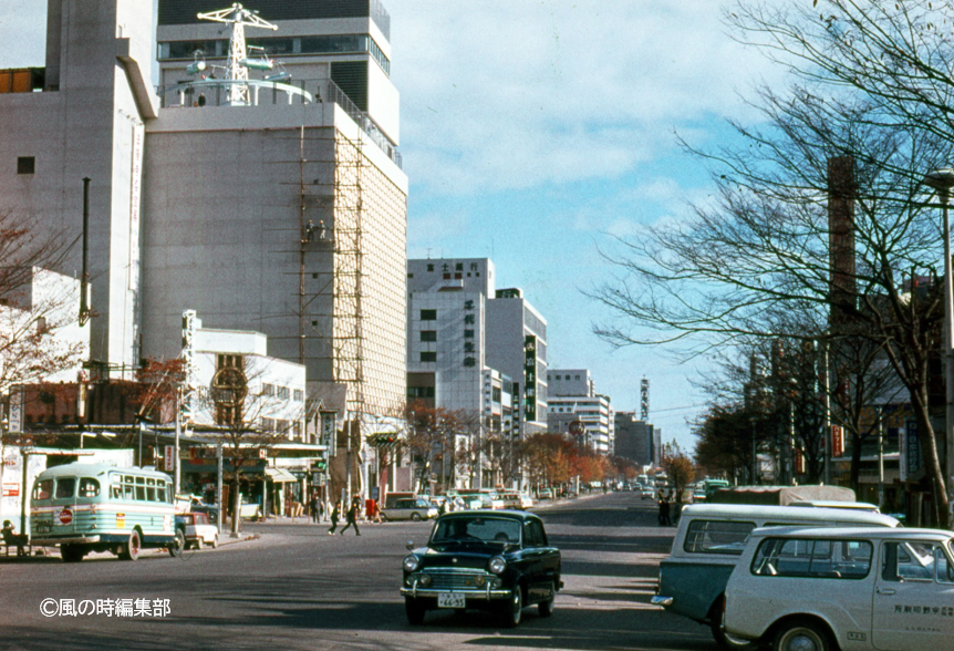 古い集合写真　藤崎店運動会(遠足）　明治頃と推測　仙台　藤崎百貨店　デパート 本日は #昭和の日 ですね🕊 こちらは昭和38年に撮影された藤崎と青葉通