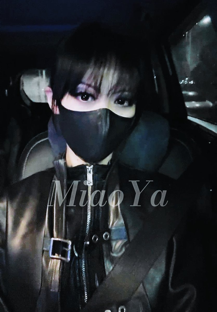 穿好乳胶风衣 消失在夜色中

#latex #latexfashion #rubber #latexcatsuit
