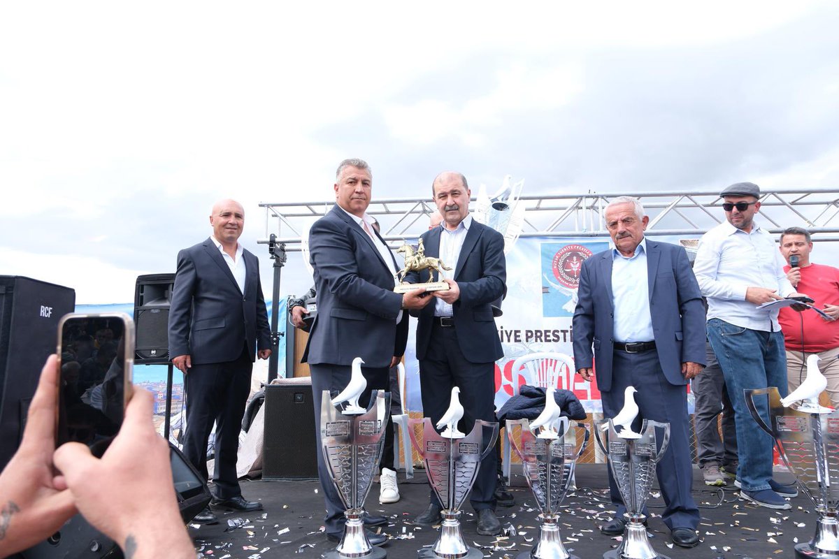 Ankaralı güvercin tutkunu hemşerimiz için hayata geçirdiğimiz Kuş Evi Parkı’nın açılışını gerçekleştirdik. Ardından Büyük Türkiye Prestij Kupası Kupa Töreni’ne katılarak coşkuyu paylaştık. Emeği geçen herkese teşekkür ederim.