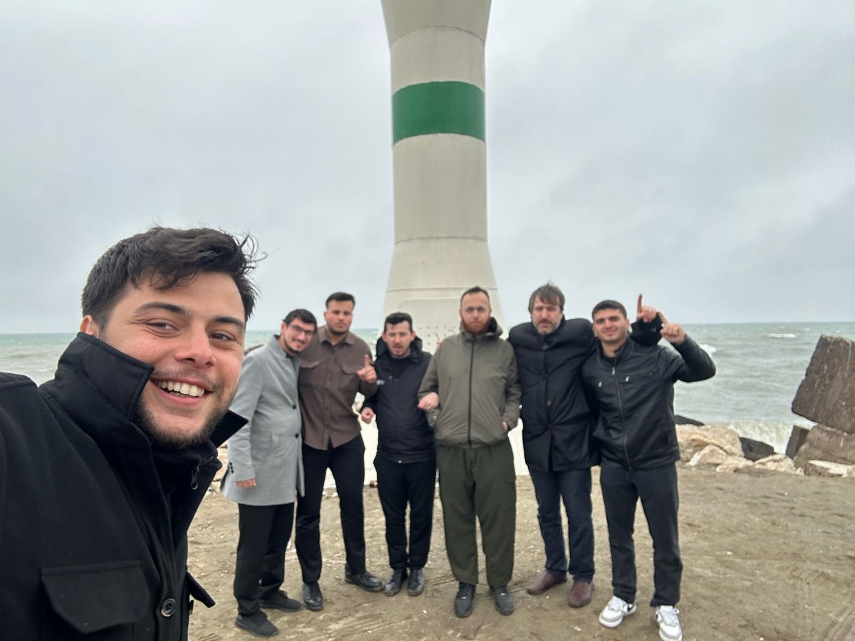 YHSakarya's tweet photo. Zonguldak Ereğli Teşkilatımızın ev sahipliğinde yönetim ekibimizle 2. Bölge toplantımıza katılım sağladık. Toplantı öncesinde Şehidimiz Yusuf Taha Göktaş kardeşimizin kabri başında buluştuk. Toplantımızı hatıra fotoğrafı ile sonlandırdık. https://t.co/FzD3YYhkUR