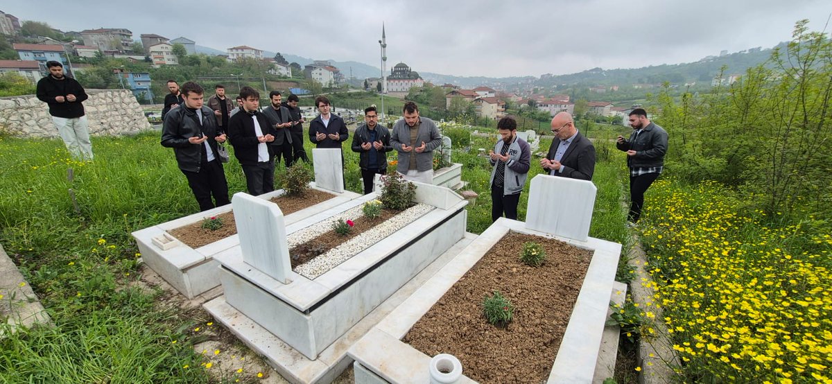 YHSakarya's tweet photo. Zonguldak Ereğli Teşkilatımızın ev sahipliğinde yönetim ekibimizle 2. Bölge toplantımıza katılım sağladık. Toplantı öncesinde Şehidimiz Yusuf Taha Göktaş kardeşimizin kabri başında buluştuk. Toplantımızı hatıra fotoğrafı ile sonlandırdık. https://t.co/FzD3YYhkUR