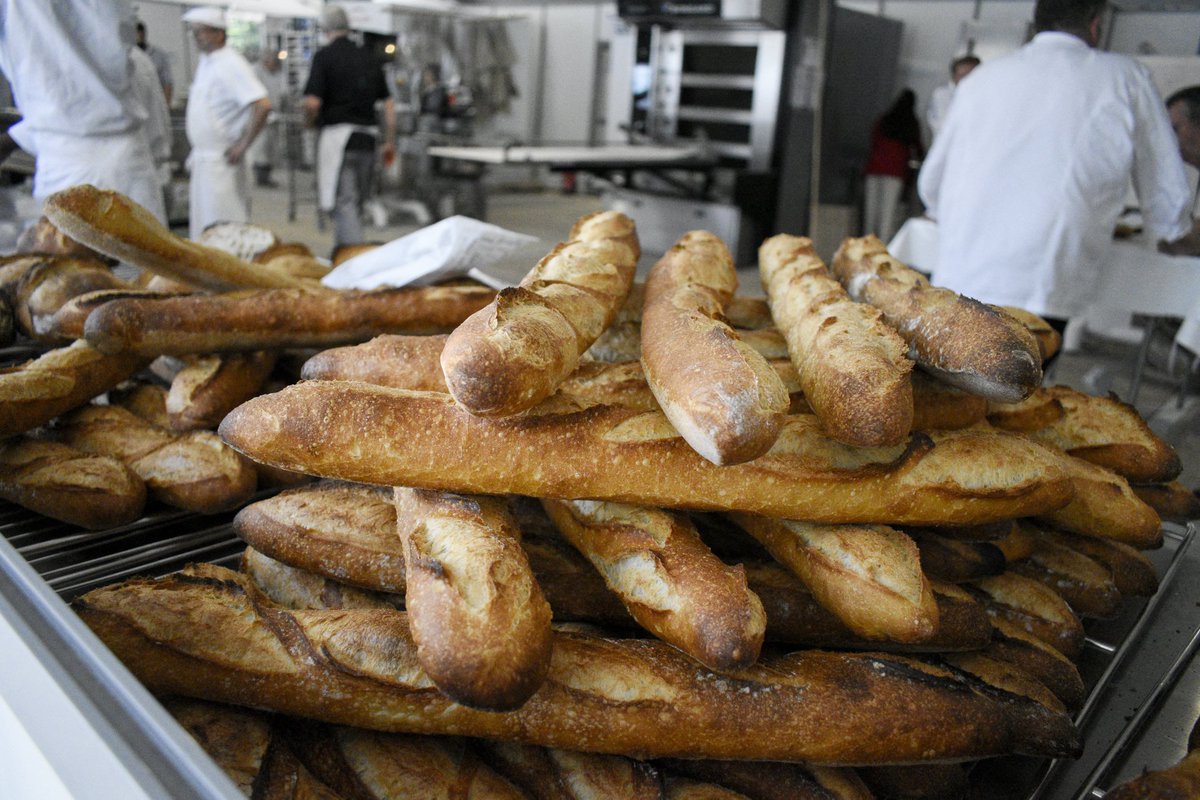 __Verlaine__'s tweet photo. En France des enseignes de la grande distribution, des McDonald's, KFC, Burger King et autres peuvent travailler le #1ermai mais pas le boulanger, qui pourtant est prêt à doubler le salaire journalier de son ouvrier ce jour là... pays de dingue.
Merci les syndicats !
😡 https://t.co/bHE8PbeCsx