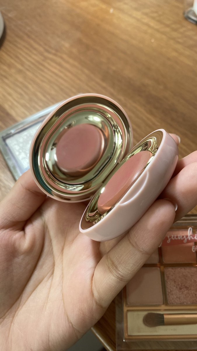 celyntjan's tweet photo. rare beauty melting blush shade nearly neutral (160k)
belinya 400k an di sephora malaysia tahun lalu. baru dipakai 3 kali + swatch https://t.co/JhKCSrstcb
