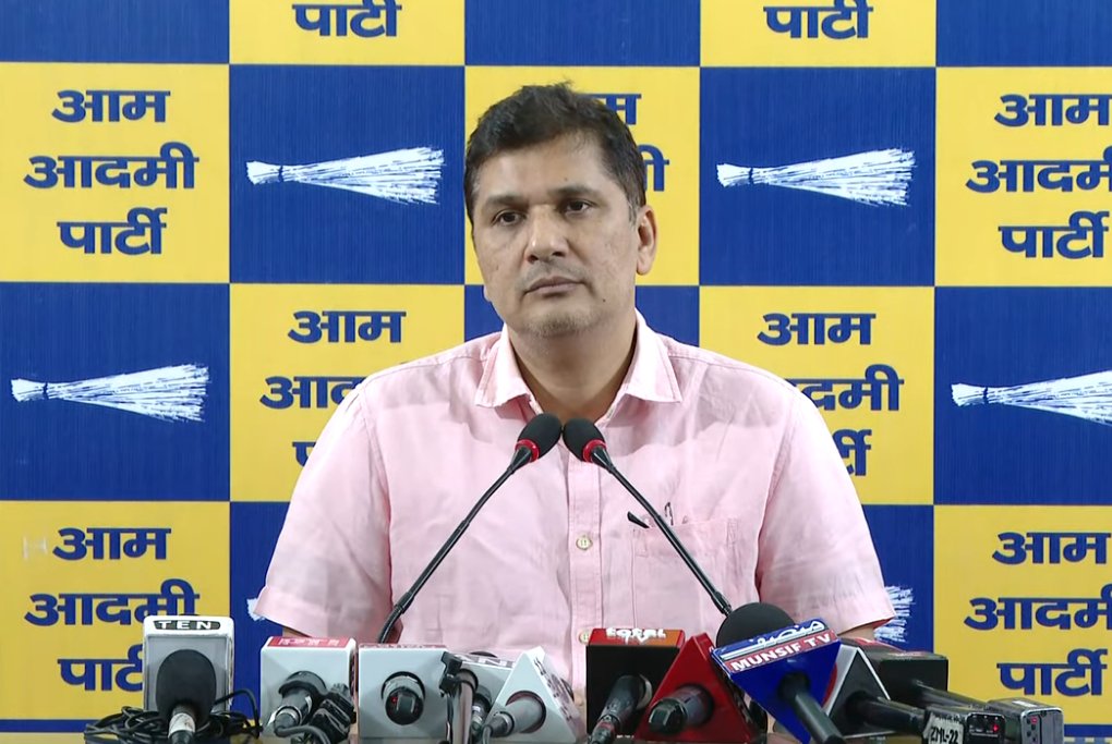 bstvlive's tweet photo. 🚨 दिल्ली: रोहिणी सेक्टर 17 में अग्निकांड
🔥 AAP के प्रदेश अध्यक्ष सौरभ भारद्वाज का बयान
⏳ "जबतक दमकल आई, सब जल चुका था" – सौरभ
🚒 "दमकल गाड़ियां खानापूर्ति के लिए आई थीं" – सौरभ
👶 दो बच्चों की आग में जलकर मौत हो गई – सौरभ
#DelhiFire #RohiniIncident #AAPStatement #FireSafety #Tragedy @Saurabh_MLAgk @AamAadmiParty