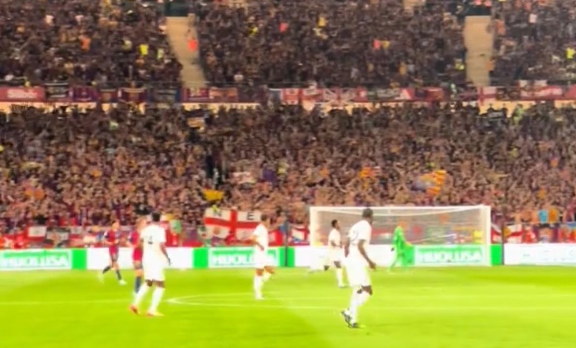 juuniiiorrrr's tweet photo. Lo de la final de Copa que va ser? El gol sencer d'animació sense estar envoltat de vidres com putos monos, bengales, tifo callejero, càntics contra el rival, jugadors agraïts amb l'animació, no guiris i tiktokers..

El futbol de tota la vida, el que no podem tenir a casa nostra. https://t.co/Qbq3EbyaZQ